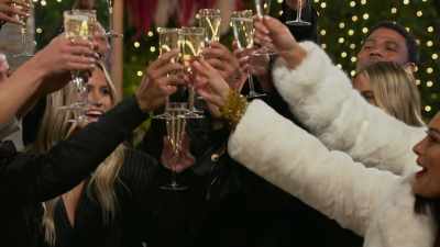 - [Brie] Here's to Twin Love.
- [group cheering] - Twin Love