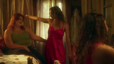 (Brie laughs happily) - Bystanders