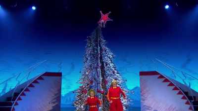(bright cheerful music) - Dr. Seuss' The Grinch Musical