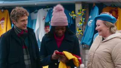 (bright holiday music)
(bystanders chattering) - Christmas in Notting Hill