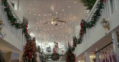 [bright holiday music] - Christmas at Xander Point