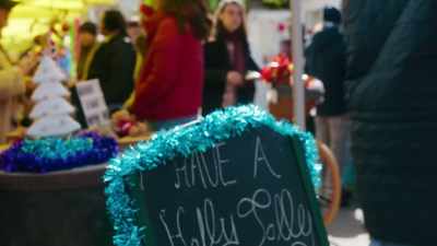 (bright music continues)
(shoppers chattering) - Christmas in Notting Hill