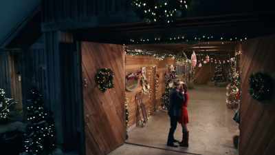 (bright music) - A Maple Valley Christmas