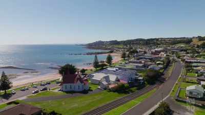 (BRIGHT MUSIC) - Miriam Margolyes: Australia Unmasked