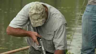 Bring him back.
Give me a shot. - Swamp People