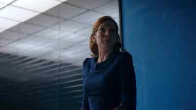 Bring her in, please.
And make the box live. - Humans
