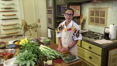 Bring as many hands as possible, - Selena + Chef