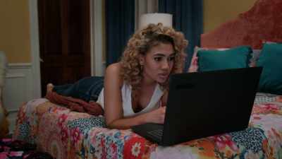 Bryan: [Sighs]
Gayle, look, it's late. - Tyler Perry's The Oval