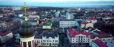 (building suspenseful orchestral music) - Revealing Ukraine