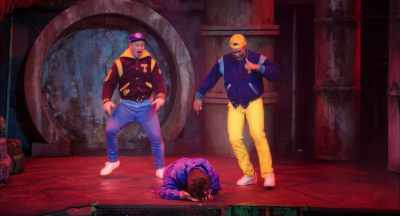 (bullies laughing
(audience chuckling) - The Toxic Avenger: The Musical