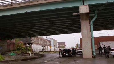 Burke, we pulled her over.
We're pulling her out. - White Collar