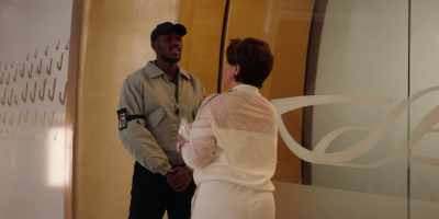 - But do you have any ID?
- And it's a problem - Avenue 5
