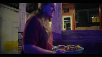 But eating crawfish,
it's not a pretty process. - Street Food: USA