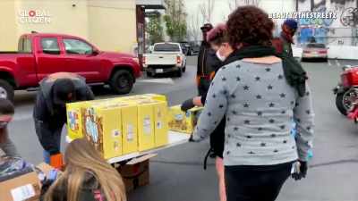 >> BUT EVERY DAY, PEOPLE ARE
STEPPING IN TO HELP. - One World: Together at Home