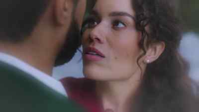 But your family,
they'll never accept me. - Unwrapping Christmas: Mia's Prince