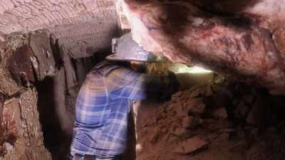 But to get it all,
Dan attacks the wall - Outback Opal Hunters