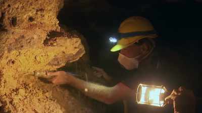 But to get it, the crew need
to dig away the supporting rock. - Outback Opal Hunters