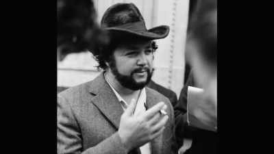 But he was established
and he immediately said, - Linda Ronstadt: The Sound of My Voice