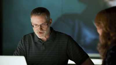 But he's watching you - Inside the Mind of a Con Artist