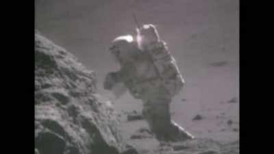 But how is it possible to slide
with both feet at the same time, - American Moon