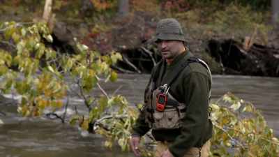 But I have enough depth
here, almost up to my knees, - Life Below Zero: Next Generation