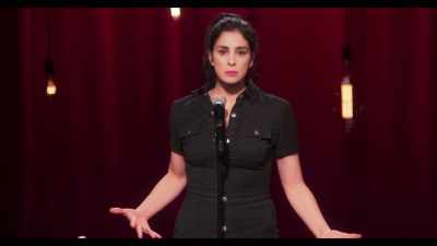 - But I have her.
- [audience laughing] - Sarah Silverman: A Speck of Dust