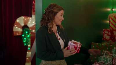 But I’m oh, so embarrassed
to admit that I... - Ms. Christmas Comes to Town