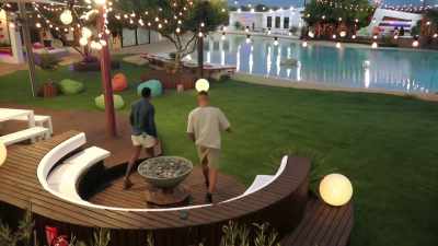 But I won't... Yeah,
I don't usually get
agged out by that, - Love Island