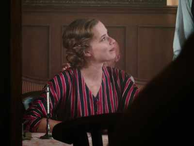 - But I'll come every day at three.
- Well, that's nice. - Fabian: Going to the Dogs