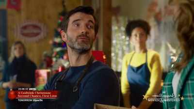 But I'm gonna need your kitchen
here in the diner, please. - The Angel Tree