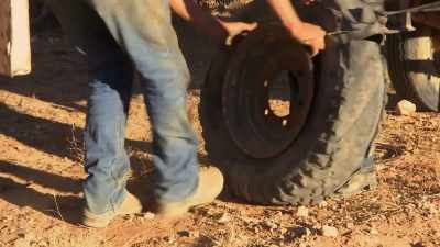 But in 30-degree heat,
this ain't going to be easy. - Outback Opal Hunters