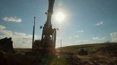 BUT IT ALSO MEANS
A MUCH LONGER EXCAVATION, - Dino Hunters