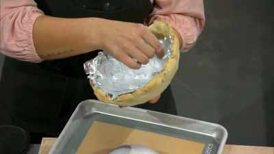 But it's a breeze. [chuckles] - Halloween Cookie Challenge
