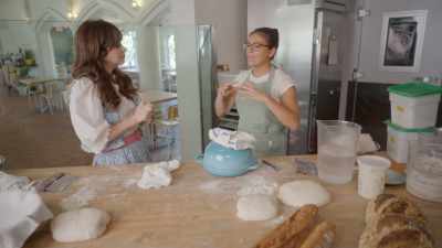 But it's not gonna
allow it to get that
nice dark color, - What Am I Eating? With Zooey Deschanel