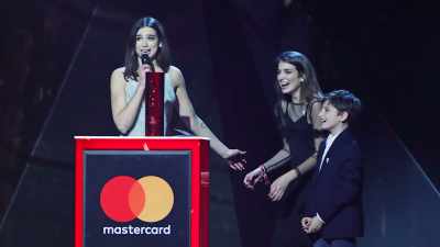 - But I've always
been so, so in love - Dua Lipa: Elevating
