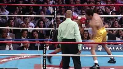 But he lands a left hook and
momentarily stuns Camacho. - The Golden Boy