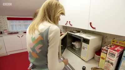 But making a 1980s roast dinner in the microwave - Back in Time for Dinner