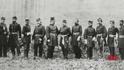 >> BUT McCLEN LAN REFUSES TO
SHARE HIS BATTLE PLANS, AND - Lincoln: Divided We Stand