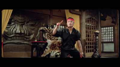 'But on the second phase,
Lee overcomes his mammoth opponent - The Final Game of Death