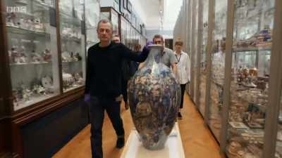 But when particularly fragile
treasures are moved, - Secrets of the Museum