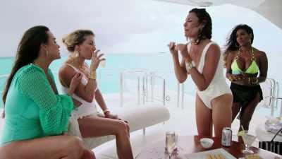 - But, Ramona--Ramona.
[all shouting] - The Real Housewives Ultimate Girls Trip