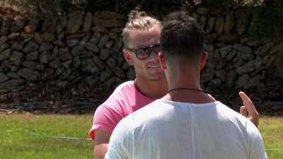 But the horse decided
that it wasn't gonna
keep going, - Love Island