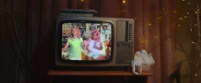 ♪ But then I put on a face - Sissy