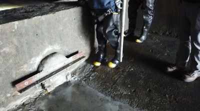 But before they enter,
they need to ensure the water - Sewer Divers