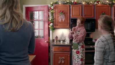 But we're finishing decorating
the tree right now, - Jingle Bell Princess
