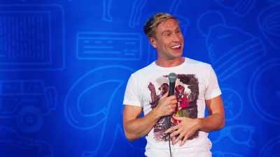 But they weren't asking. It was weird.
l'm stood there. Five different people. - Russell Howard: Recalibrate