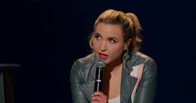 But what are you thinking about
while you're doing that to yourself, guys? - Taylor Tomlinson: Look at You