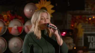 ♪ But when you hold me near - Roadhouse Romance
