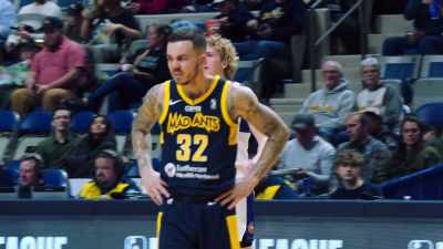 - [buzzer blaring]
- Ky, Ky, Kyler. - Destination NBA: A G League Odyssey