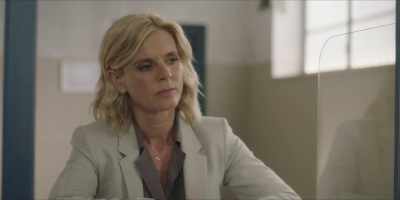 [buzzer buzzing] - Signora Volpe